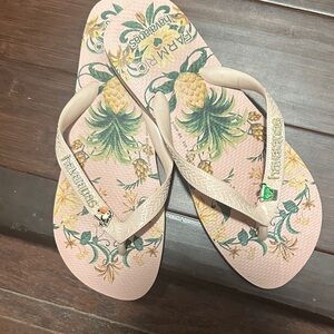 Havaianas FARM RIO - Women's Pineapple Print Sandals - Pink and Green